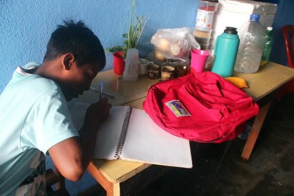 Victor David Henriquez relatou que precisa de material escolar para ir à escola no ano que vem (Foto: Priscilla Torres/Folha BV)