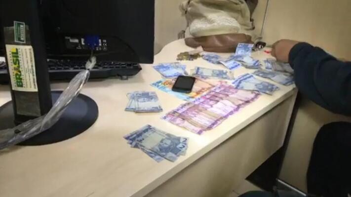 O dinheiro do casal foi devolvido e eles foram liberados pela polícia (Foto: Diane Sampaio)