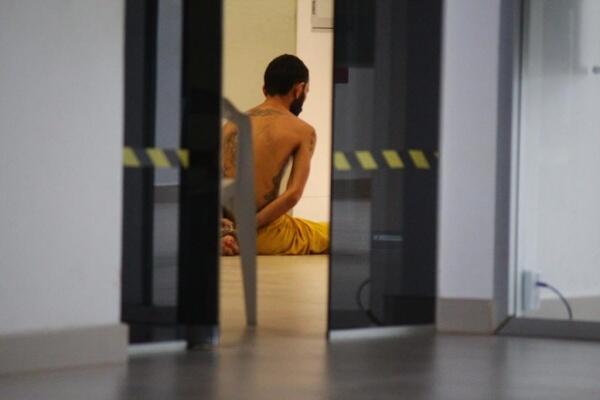 Investigados em operação contra o crime organizado foram levados para o prédio da Superintendência da PF (Foto: Priscilla Torres/Folha BV)