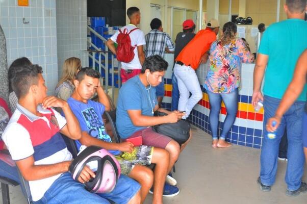 Às 10h da manhã mais de trinta pessoas aguardavam para registrar boletim, algumas estavam desde as 7h (Foto: Wenderson Cabral/Folha BV)