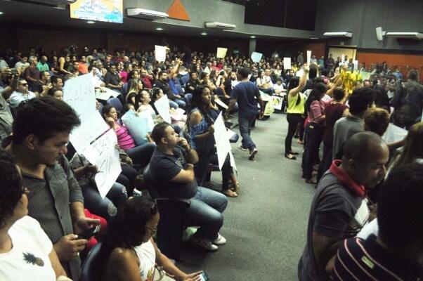 Grupos contra e a favor do uso de recursos do Instituto de Previdência para pagamento de salários dos servidores se manifestaram (Foto: Wenderson Cabral/Folha BV)