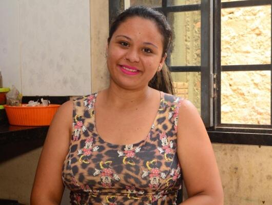 Depois de perder o emprego, Dayene Magalhães começou a vender doces e salgados para garantir o sustento (Fotos: Nilzete Franco/Folha BV)