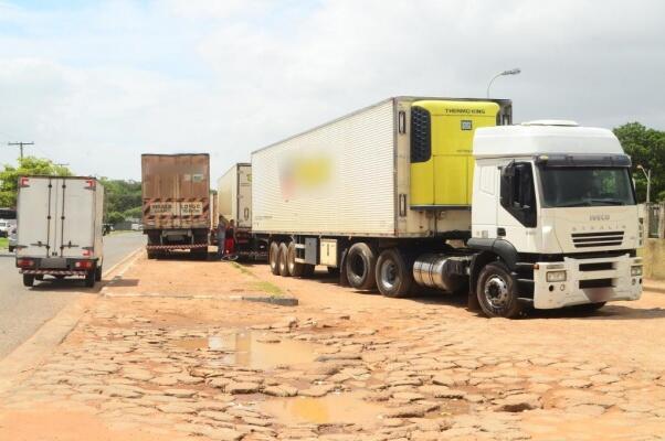 Caminhões com mercadorias ficam concentrados em frente à Suframa (Foto: Nilzete Franco/Folha BV)