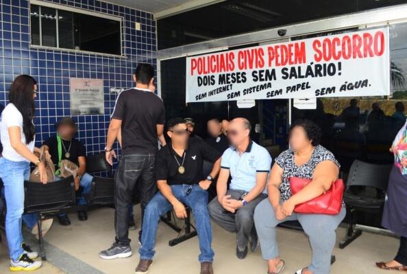 Policiais civis estão na porta do 5º DP, impedindo o acesso à delegacia (Foto: Nilzete Franco/Folha BV)