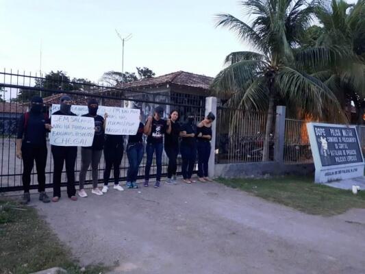Esposas de militares realizam bloqueio da sede do BOPE (Foto: Divulgação)
