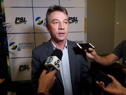 Governador eleito em coletiva de imprensa na noite desta sexta-feira, 7 (Foto: Pedro Barbosa/Folha BV)