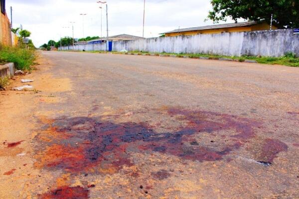 Na rua em que ocorreu o crime, muito sangue espalhado (Foto: Diane Sampaio)