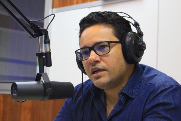 Futuro diretor-presidente do Detran-RR, Igo Brasil, durante entrevista na Rádio Folha (Foto: Diane Sampaio/Folha BV)