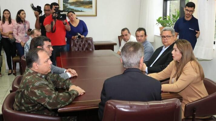 O governador eleito e interventor de Roraima, Antonio Denarium (PSL) em reunião no Palácio Senador Hélio Campos, sede do governo, com Suely Campos (PP).  (Foto: Divulgação)