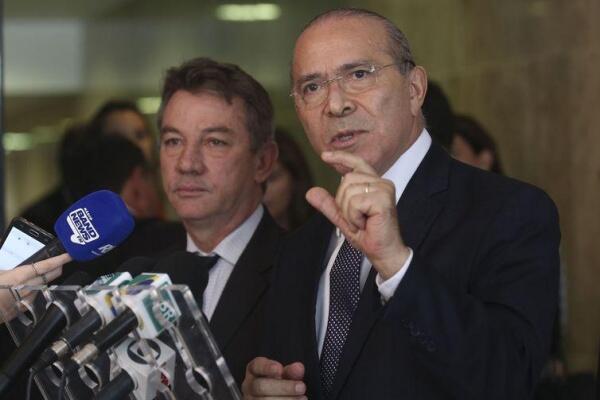 O governador eleito de Roraima e interventor, Antônio Denarium, e o ministro chefe da Casa Civil, Eliseu Lemos Padilha, durante entrevista coletiva no Palácio do Planalto(Foto:Antonio Cruz/Agência Brasil)