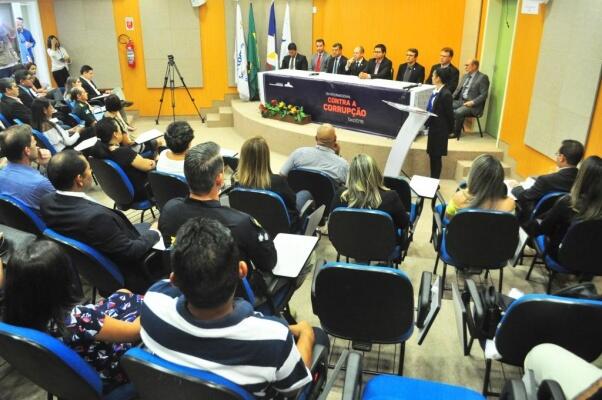 Evento reuniu representantes de órgãos fiscalizadores em alusão à reflexão sobre as ações que possam diminuir os danos causados por corruptos (Foto: Wenderson Cabral/Folha BV)