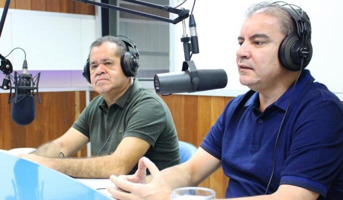 Os deputados estaduais Brito Bezerra e Jânio Xingu declaram apoio a Jalser Renier para presidência da ALE-RR (Foto: Diane Sampaio/Folha BV)