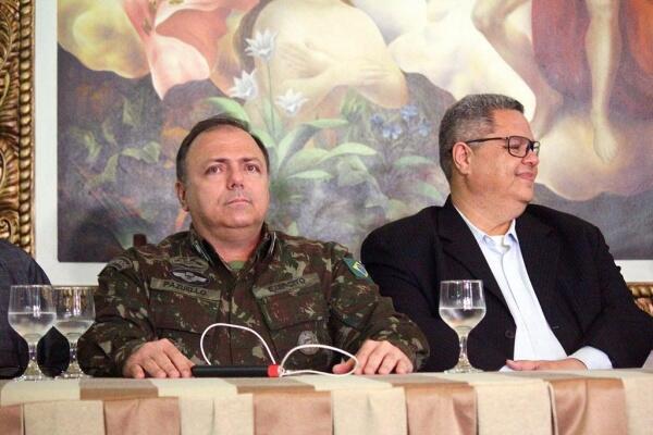 Interventor federal da Sefaz, general Eduardo Pazuello, ao lado do vice-governador eleito, Dr. Frutuoso Lins (Foto: Priscilla Torres/Folha BV)