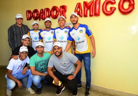 Comissão técnica e jogadores compareceram ao Hemocentro para efetuar doação. (Foto: Nilzete Franco/Folha BV)