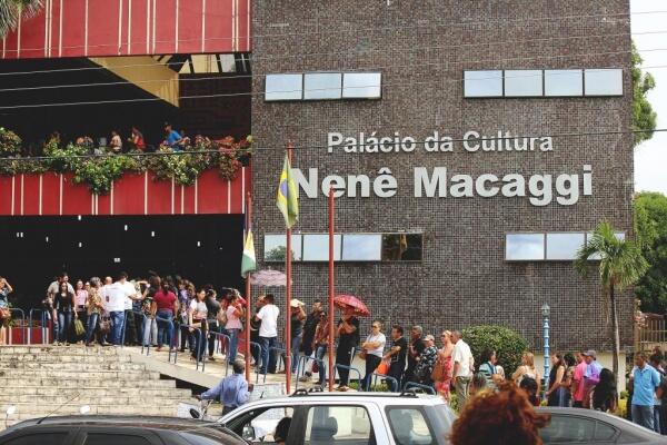 No Palácio da Cultura, servidores esperaram do lado de fora e alguns reclamaram que estavam há quatro horas em fila (Foto: Priscilla Torres/Folha BV)