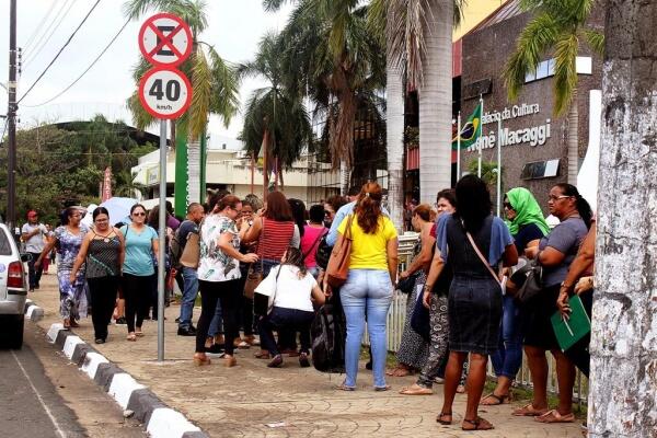 Servidores tiveram que enfrentar filas para recadastramento obrigatório (Foto: Priscilla Torres/Folha BV)