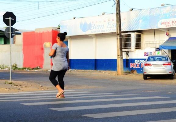 A vítima tentava atravessar a avenida Ataíde Teive em frente a sua residência e não viu a aproximação da moto (Foto: Nilzete Franco/Folha BV)