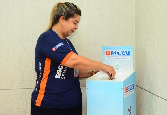 Por ano, Senai recolhe 20 quilos de pilhas e baterias de celular (Foto: Nilzete Franco/Folha BV)