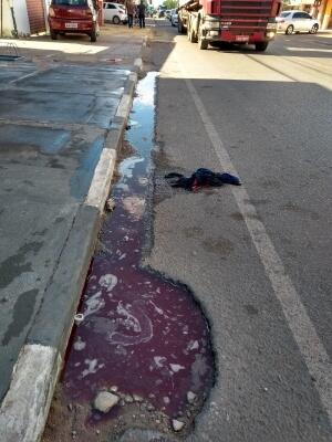Em frente à loja, ficaram os estilhaços dos vidros e uma poça de água e sangue (Foto: João Barros/Folha BV)