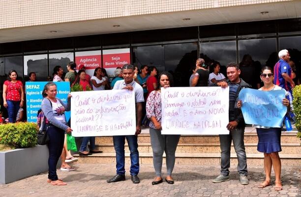 Terceirizados se reuniram em frente à Secretaria da Fazenda na manhã de ontem (Foto: Priscilla Torres/Folha BV)