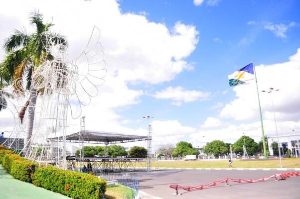 Palco montado ao lado do monumento aos Garimpeiros está quase finalizado (Foto: Diane Sampaio/Folha BV)