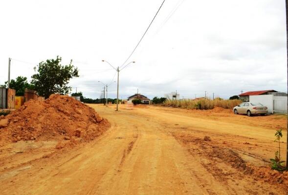 De acordo com moradores, obras no bairro foram iniciadas em dezembro e suspensas no mesmo mês, sem explicações (Foto: Nilzete Franco/Folha BV)