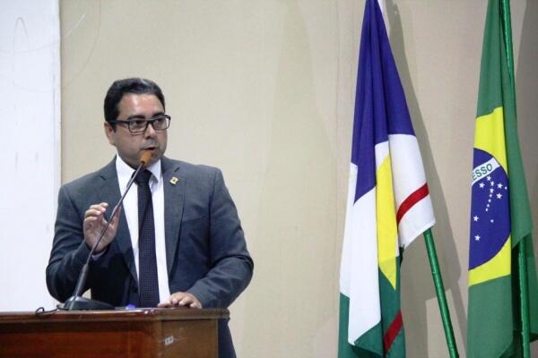 O presidente Mauricélio Fernandes (MDB) se manteve no cargo após disputa com o vereador Professor Linoberg, da Rede (Foto: Priscilla Torres/Folha BV)