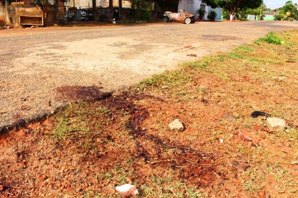Vítima levou seis tiros e morreu na Rua Santa Maria, bairro 13 de Setembro (Foto: Diane Sampaio/Folha BV)