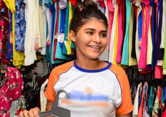 ‘No início, era só uma grana extra para comprar minhas coisinhas’, diz vendedora temporária contratada após as festas (Foto: Nilzete Franco/Folha BV)