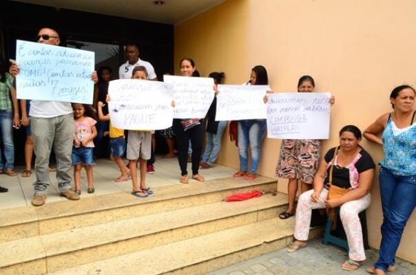Servidores terceirizados voltaram a realizar manisfesto em frente a Sefaz (Foto: Nilzete Franco/Folha BV)