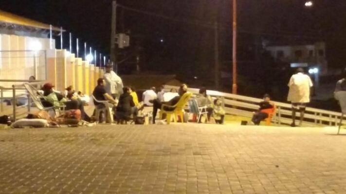 Interessados no seletivo da educação municipal decidiram madrugar em frente ao local de inscrição (Foto: Divulgação)