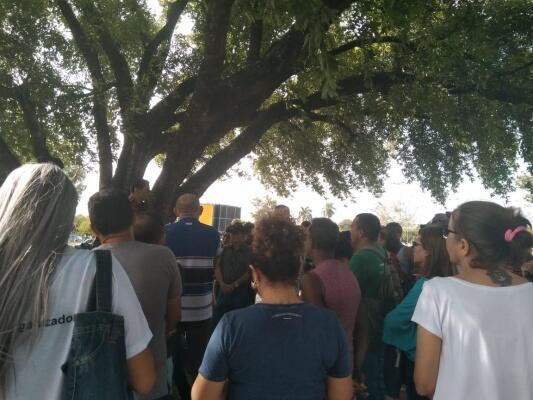 O ato reuniu vários servidores na Praça do Centro Cívico (Foto: Yara Walker/Folha BV)