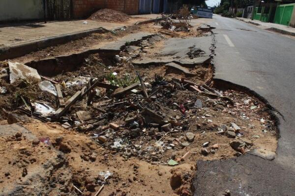 Sem respostas, moradores veem buraco se tornar maior e driblam dificuldades para sair de casa (Foto: Priscilla Torres/Folha BV)