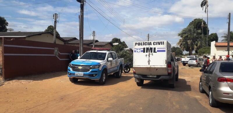 IML foi acionado para remover o corpo da vítima (Foto: Tarsira Rodrigues/Folha BV)