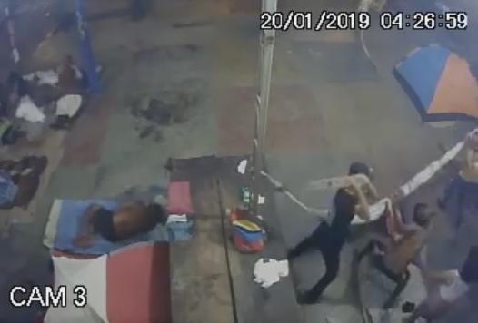 Vídeo flagra momento em que imigrante é agredido com pedaço de pau (Foto: Divulgação)
