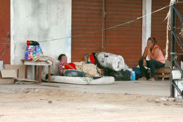 Confusão ocorreu nesta área comercial na região conhecida como Bola do Trevo; imigrantes se abrigam em calçadas e galpões (Foto: Priscila Torres/Folha BV)