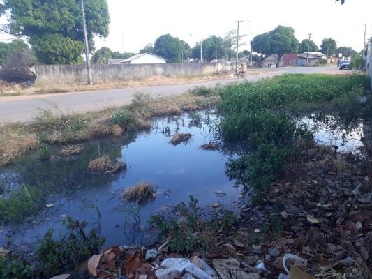 A água suja e forte odor denunciam o problema diário vivenciado pelos moradores do Cambará (Foto: Divulgação)