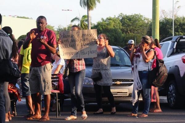 Alguns servidores alegam estar com salários atrasados há sete meses (Foto: Priscilla Torres/Folha BV)
