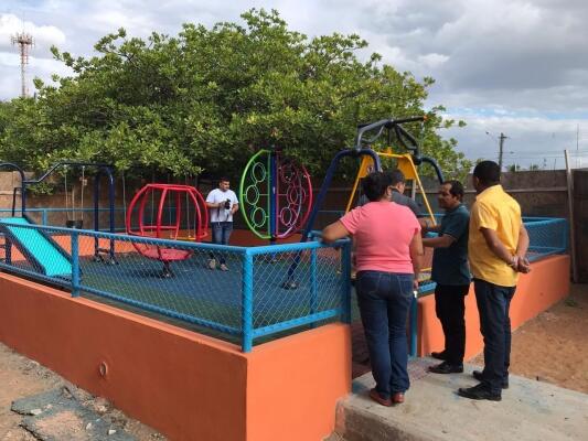 De acordo com o vereador Ítalo Otávio, as escolas receberam playgrounds no valor de até R$ 40 mil cada, mas o calor impede que as crianças se divirtam nos brinquedos (Foto: Divulgação CMBV/Ascom Ítalo Otávio)