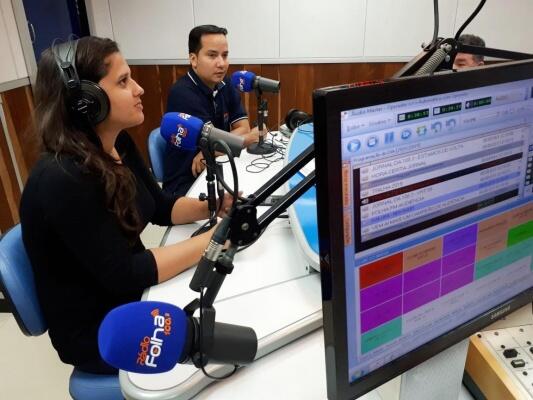 O Jornal da 100.3 é apresentada pelos jornalistas Ana Gabriela Gomes e Natanael Vieira (Foto: Néia Dutra/Folha BV)