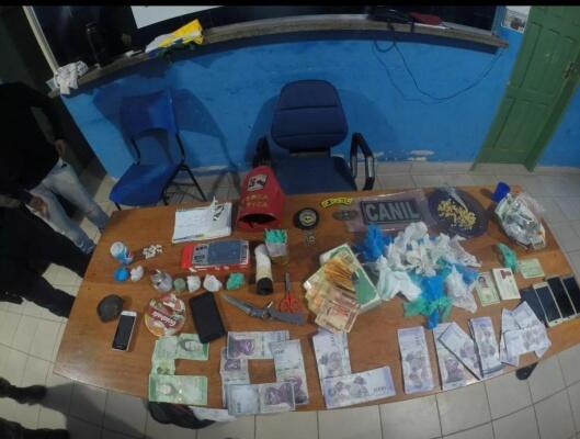 Policiais recolheram farta quantidade de drogas e um caderno de anotações com os suspeitos (Foto: Divulgação)