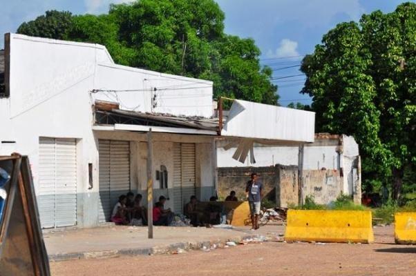 Homens da Força Tática desconfiou da atitude do casal, que estava sentado sobre o lixo (Foto: Arquivo Folha BV)
