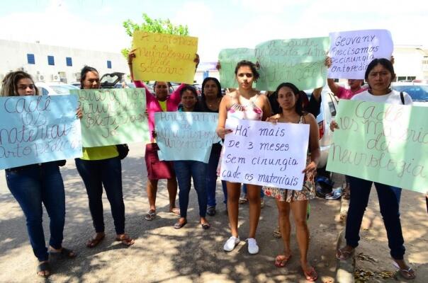 Acompanhantes exigem que Sesau regularize a situação das cirurgias eletivas (Foto: Nilzete Franco/Folha BV)
