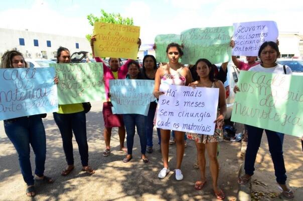 Manifestantes destacaram que não houve melhora e que ainda custeiam tratamento dos pacientes (Foto: Nilzete Franco/Folha BV)