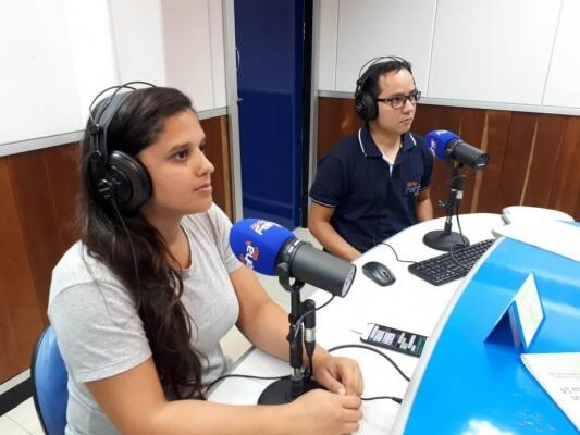 O Jornal da 100.3 é apresentado pelos jornalistas Ana Gabriela Gomes e Natanael Vieira (Foto: Néia Dutra/Folha BV)