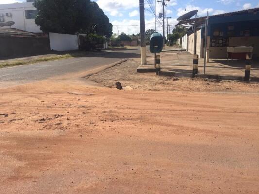 Buraco em cruzamento do bairro São Francisco foi tapado após publicação de reclamação no site FolhaWeb (Foto: Divulgação)