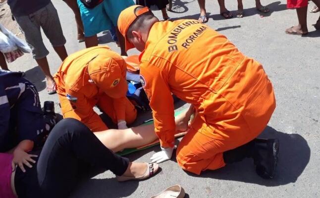 Socorristas do Corpo de Bombeiros tiveram que imobilizar a perna de motociclista no bairro 13 de Setembro (Foto: Divulgação)