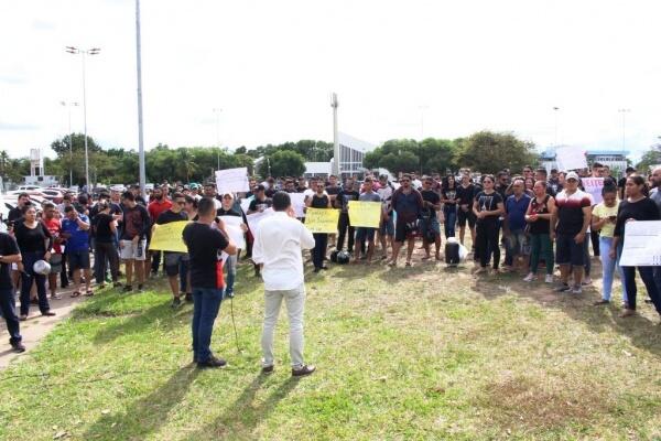 Dezenas de candidatos se reuniram no sábado na Praça do Centro Cívico logo após o anúncio feito pelo governo (Foto: Diane Sampaio/Folha BV)