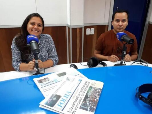 O Jornal da 100.3 é apresentado pelos jornalistas Ana Gabriela Gomes e Natanael Vieira (Foto: Néia Dutra/Folha BV)