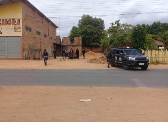 A fuga do criminoso foi frustrada graças a um policial que passava pelo local (Foto: Divulgação)